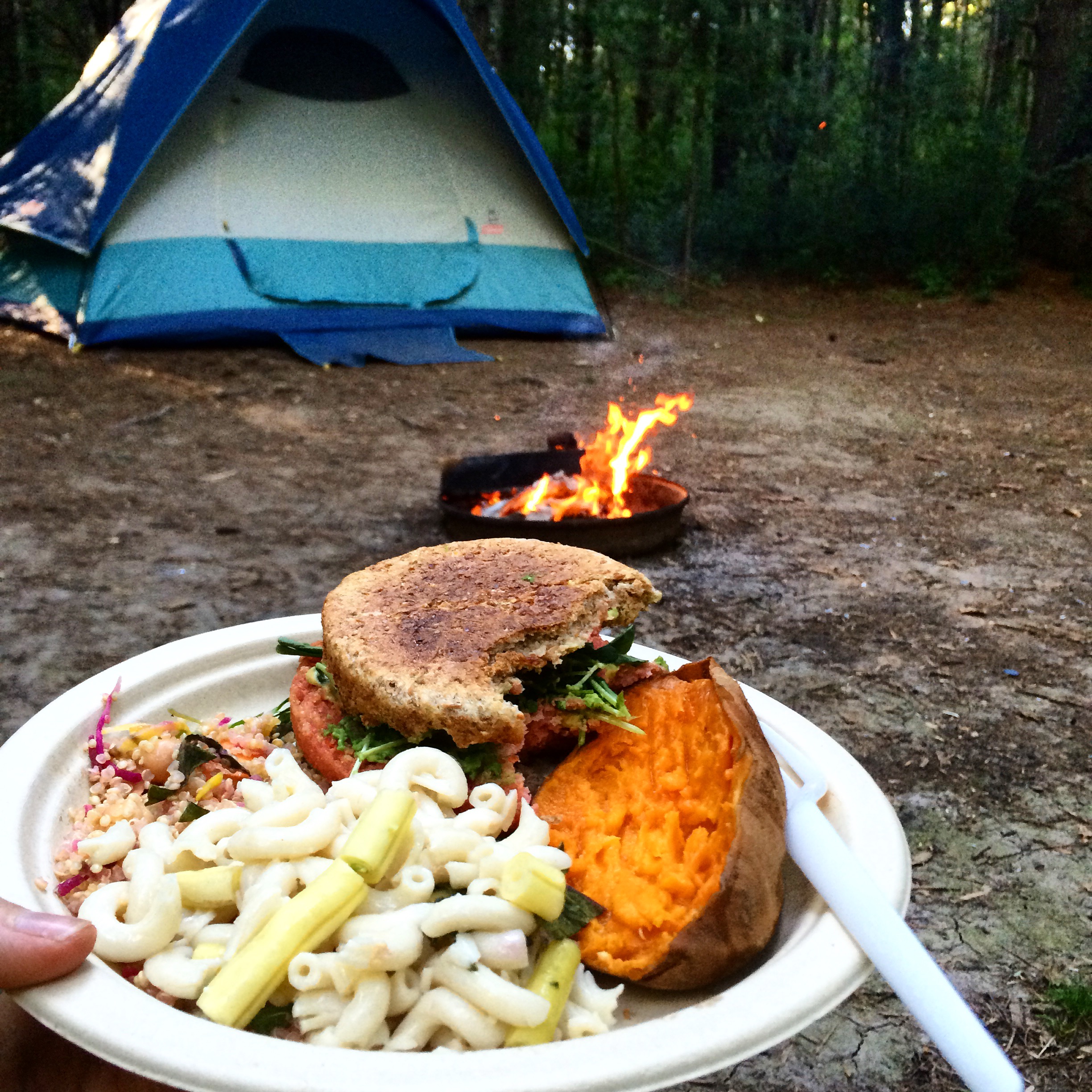 Обед туриста. Что едят в походе. Пикник на природе с палатками. Походная еда на костре. Еда на природе.